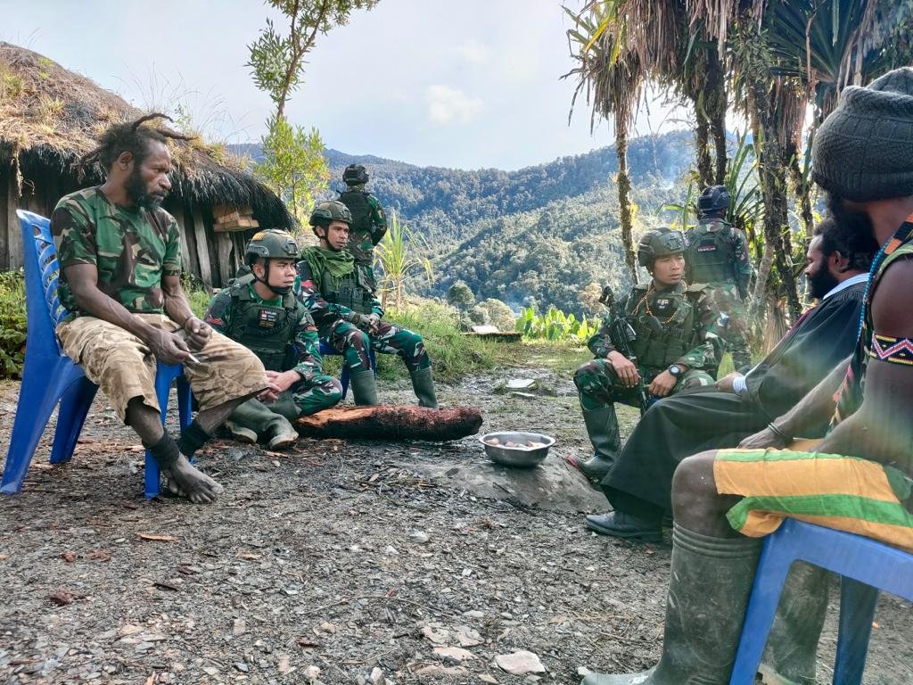 Satgas Yonif Raider 321 Kostrad Jalin Keharmonisan Lewat Komsos dengan Masyarakat