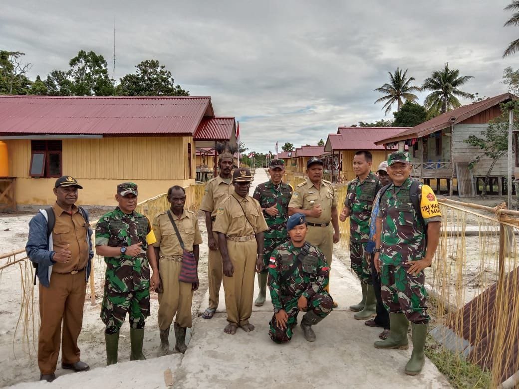 Kasiter Korem 174/ATW Merauke Dampingi Wasev TMMD-113 Tinjau Lokasi di Kampung Vyer Papua