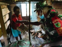 Babinsa Koramil 1710-03/Kuala Kencana Bagikan Sembako ke Warga Membutuhkan di Wilayah Binaannya