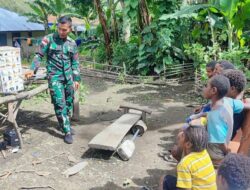 Satgas Yonif Raider 142/KJ Kreasi Cerdaskan Anak Bangsa