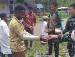 Satgas Yonif RK 751/VJS Bagikan Nasi Bungkus untuk Jamaah di Hari Jumat