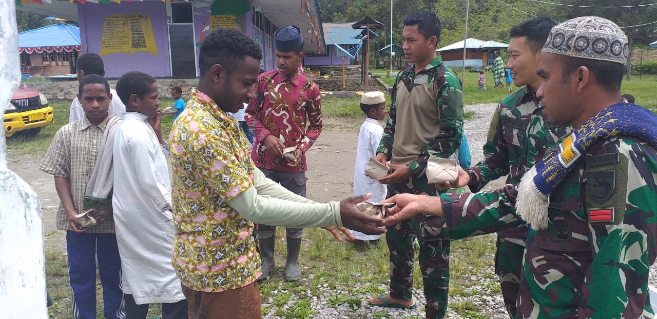 Satgas Yonif RK 751/VJS Bagikan Nasi Bungkus untuk Jamaah di Hari Jumat
