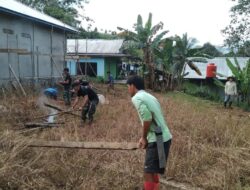 Satgas Yonif 642 dan Warga Gotong Royong Bangun WC untuk PAUD