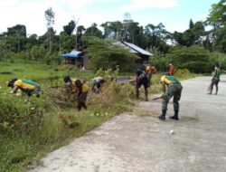 Prajurit Yonif MR 413 Kostrad Bersihkan Jalan Kampung Mosso untuk Lingkungan