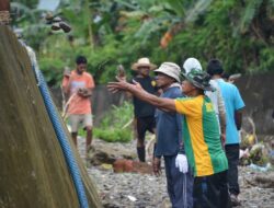 Satgas Yonarmed 1 Kostrad dan Warga Pasang Bronjong di Sungai Waiheru Cegah Banjir Longsor