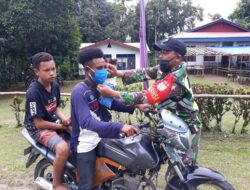 Babinsa Cegah Covid-19 dengan Simulasi Pemakaian dan Pembagian Masker