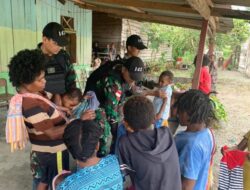 Satgas Yonif 143/TWEJ Bagikan Berkah Ramadhan ke Warga Garis Batas RI-PNG