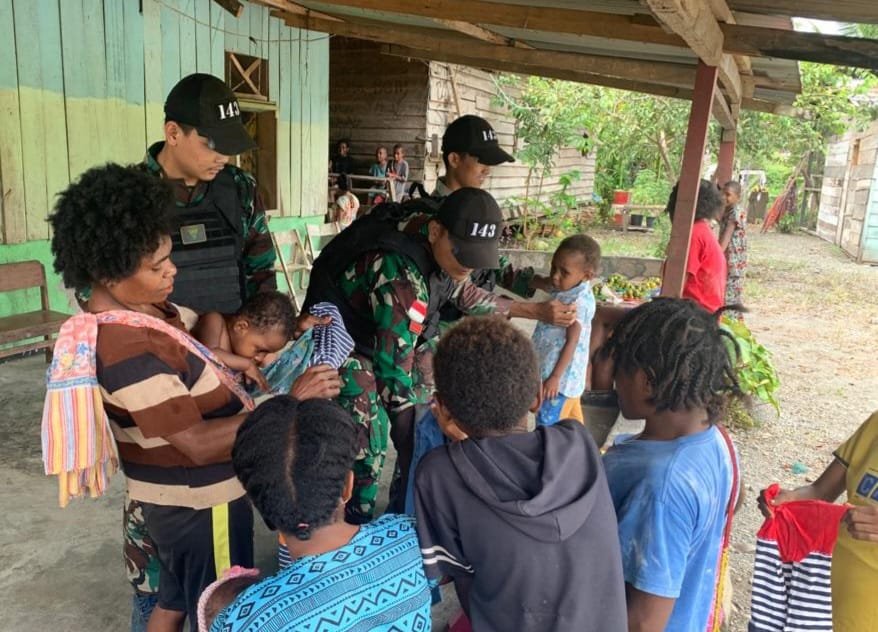 Satgas Yonif 143/TWEJ Bagikan Berkah Ramadhan ke Warga Garis Batas RI-PNG