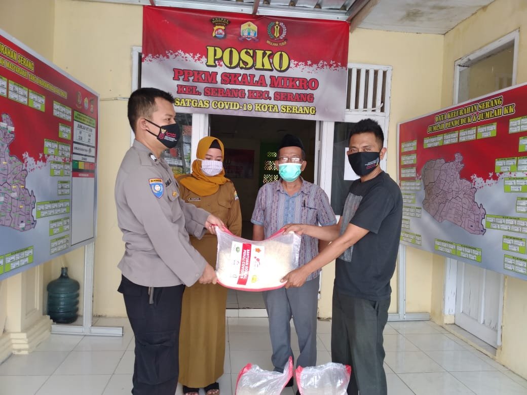Polsek Serang Bagikan 16 Karung Beras untuk Warga