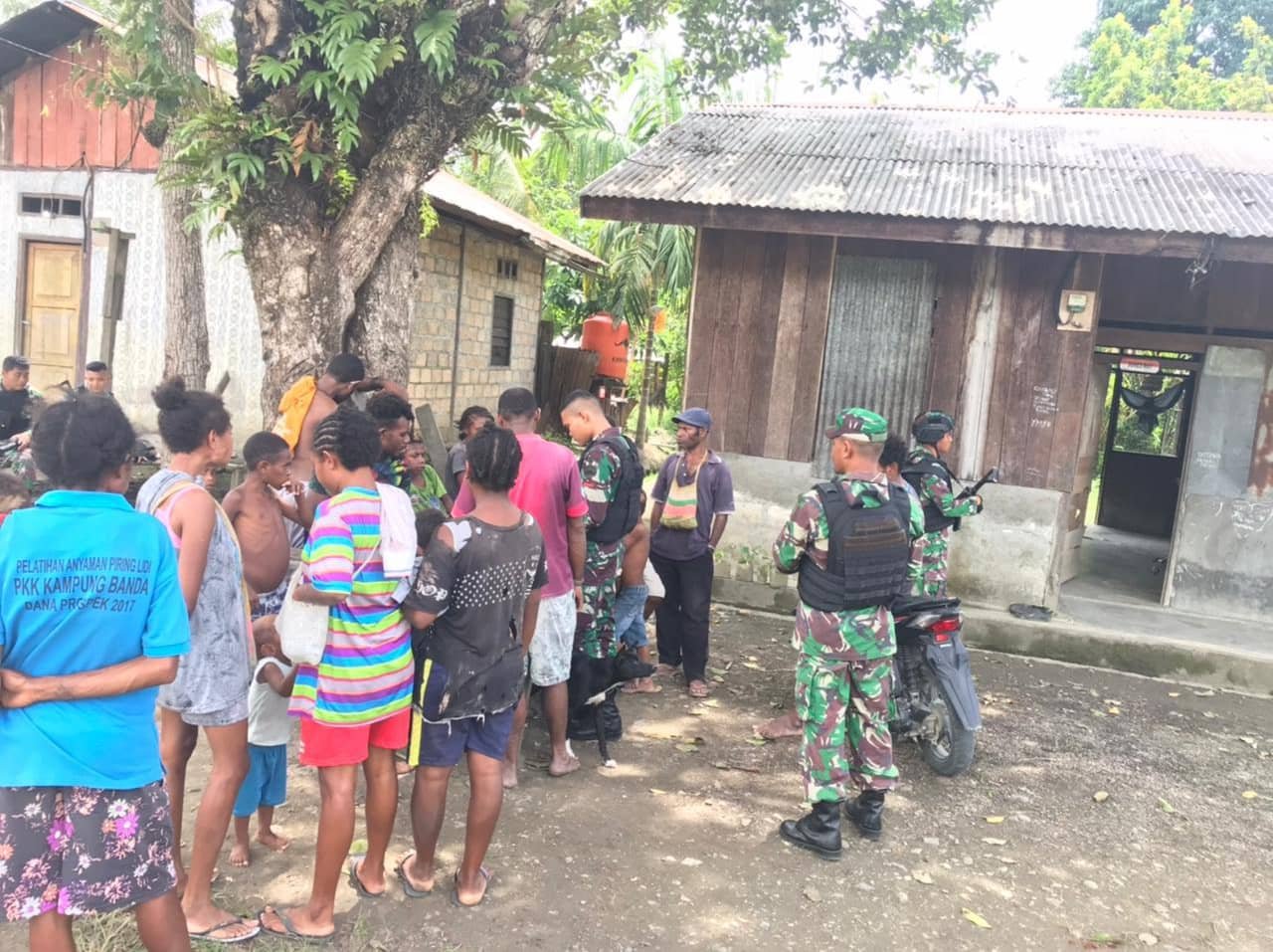 Satgas Pamtas Yonif 126/KC Bagikan Pakaian Layak Pakai ke Warga Perbatasan Papua