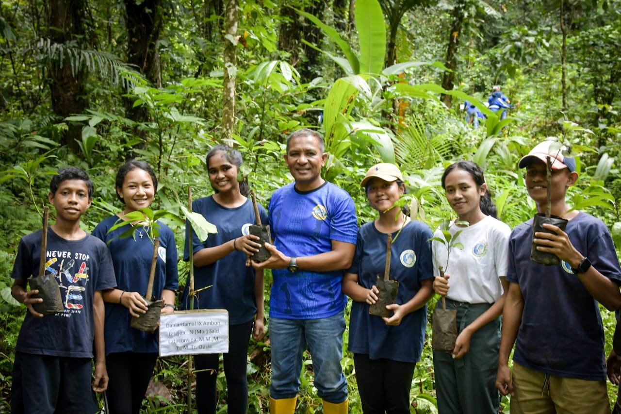 Danlantamal IX Tanam Bibit Buah di Amahusu untuk Dukung Komunitas Peduli Lingkungan