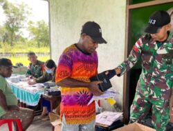 Satgas Yonif 143/TWEJ Kolaborasi Layani Kesehatan Lansia dan Siswa di Perbatasan RI-PNG