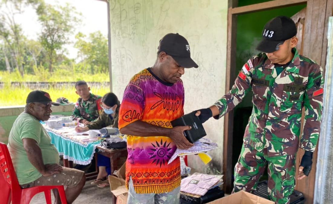 Satgas Yonif 143/TWEJ Kolaborasi Layani Kesehatan Lansia dan Siswa di Perbatasan RI-PNG