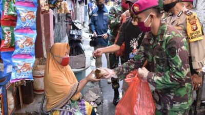 Sinergi TNI-Polri Bantu Warga Terdampak Covid-19
