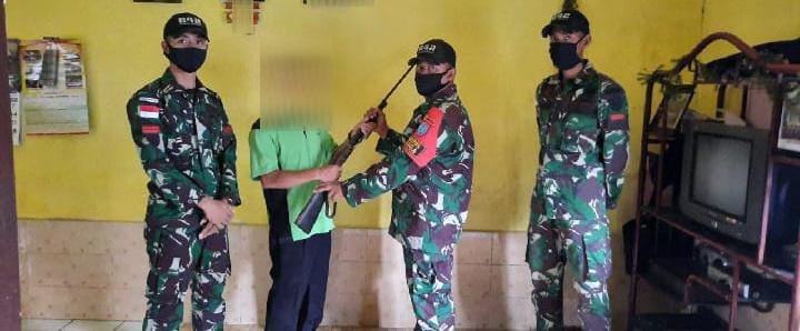 Satgas Pamtas RI-Malaysia Yonif 642/Kapuas Terima 1 Pucuk Senjata dari Warga