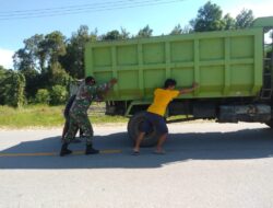 Tanpa Batas Jarak, Babinsa Koptu Hakim Ismail Bantu Dorong Kendaraan Mogok