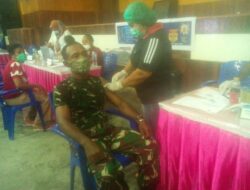 Babinsa Yapen Timur Tampil Vaksin Covid-19 Jadi Contoh Warga