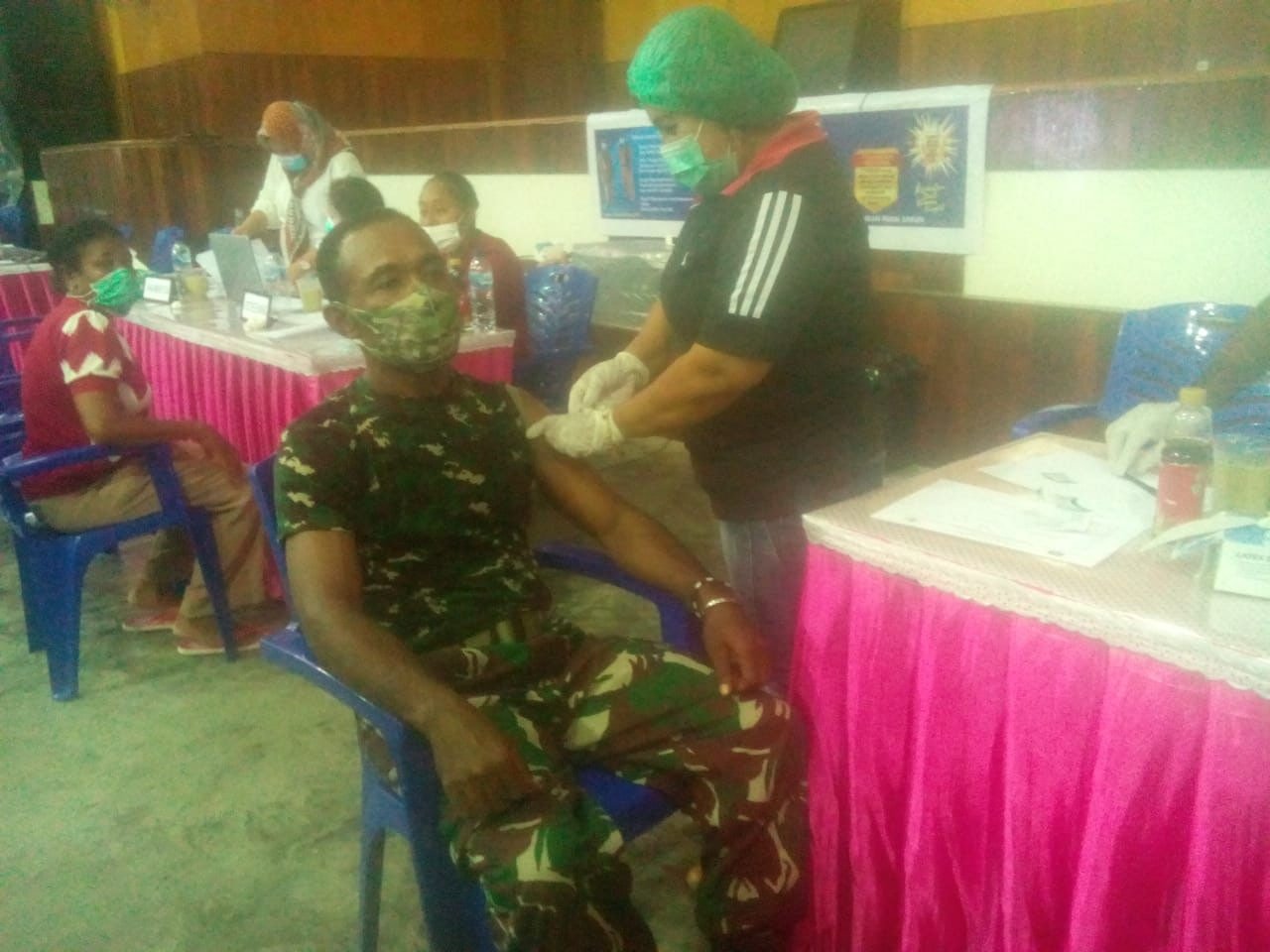 Babinsa Yapen Timur Tampil Vaksin Covid-19 Jadi Contoh Warga