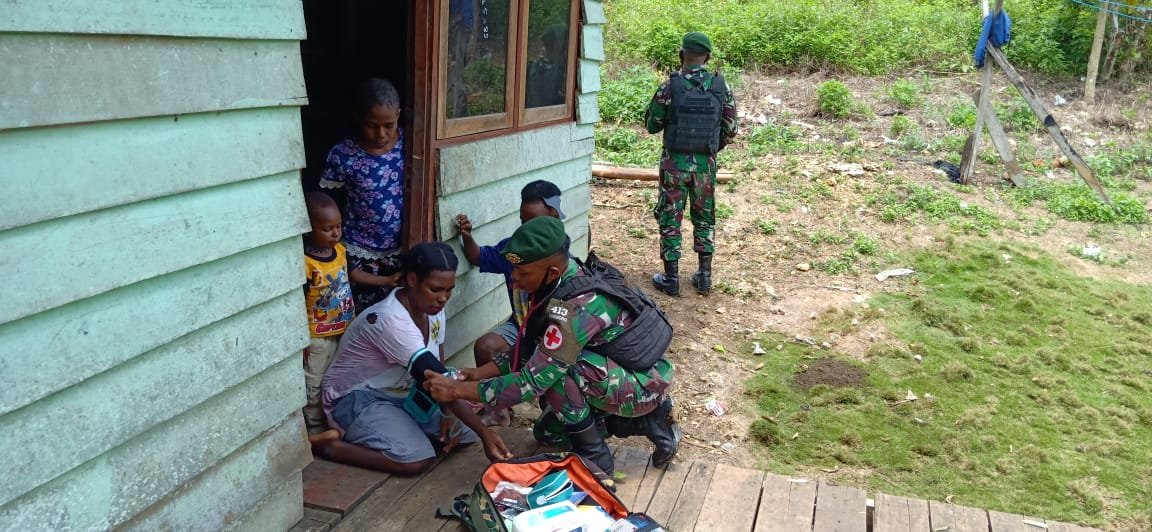 Satgas Yonif MR 413 Kostrad Terus Berikan Pengobatan Keliling di Perbatasan RI-PNG