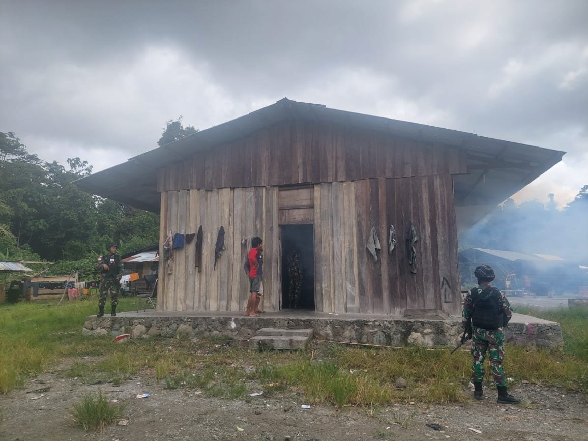 Yonif 126/KC Cegah Malaria dengan Fogging di Rumah Warga Perbatasan