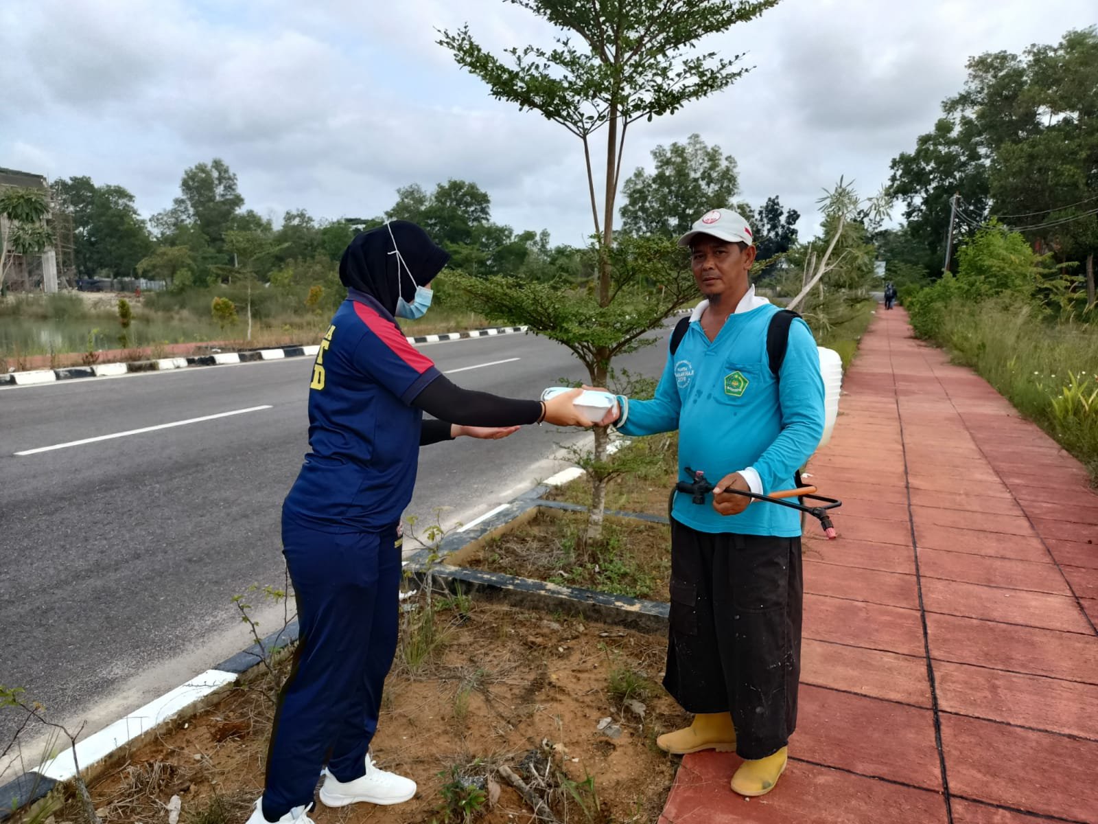 Stasiun Bumi Bakamla Bangka Belitung Bagikan Kebahagiaan dengan Petugas Kebersihan