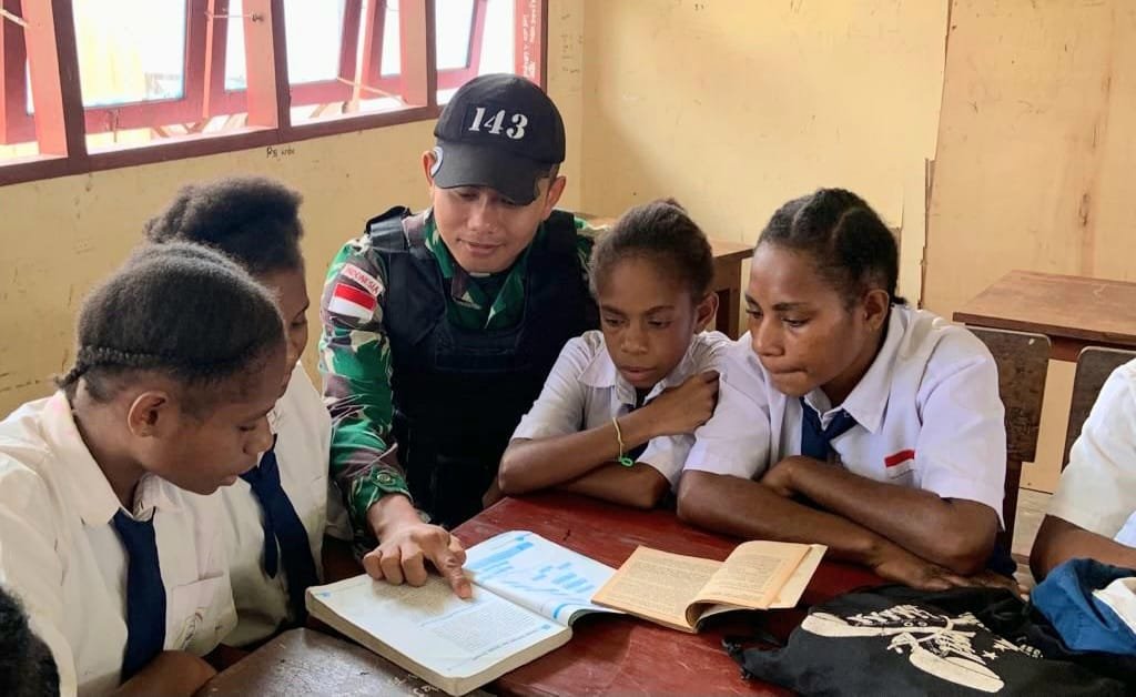 Yonif 143/TWEJ Ajak Siswa Keliling Dunia Lewat Membaca