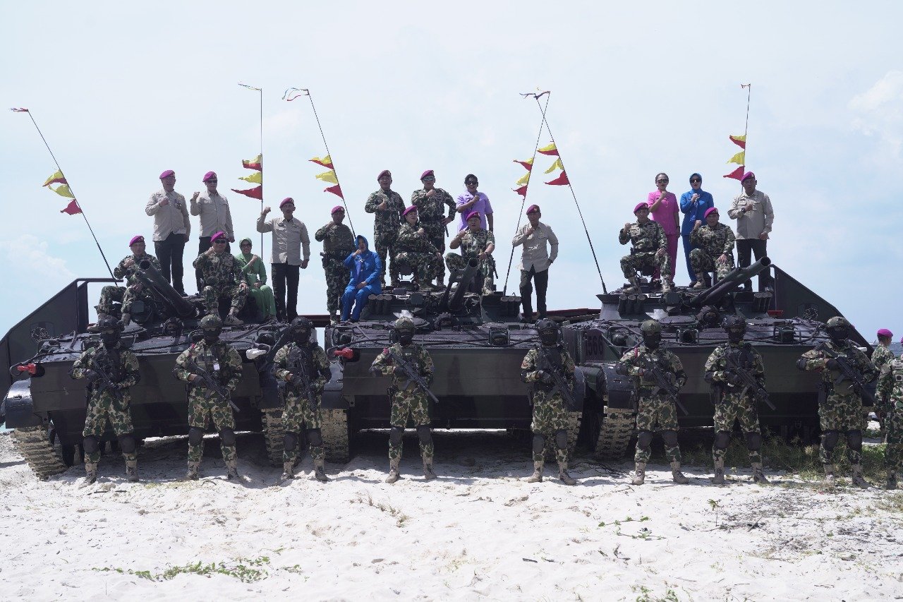 Panglima TNI Pimpin Upacara Penyematan Baret Marinir untuk Ketua MPR dan DPR