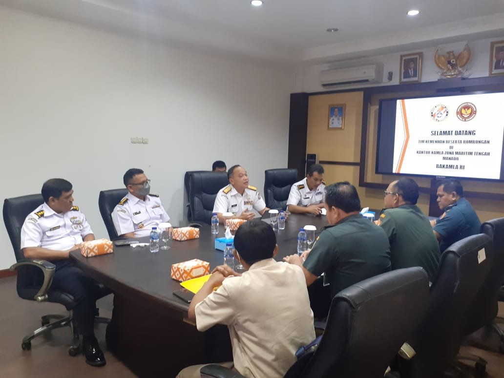 Bakamla Zona Tengah Tinjau Persenjataan Kapal saat Kunjungan Kemenhan