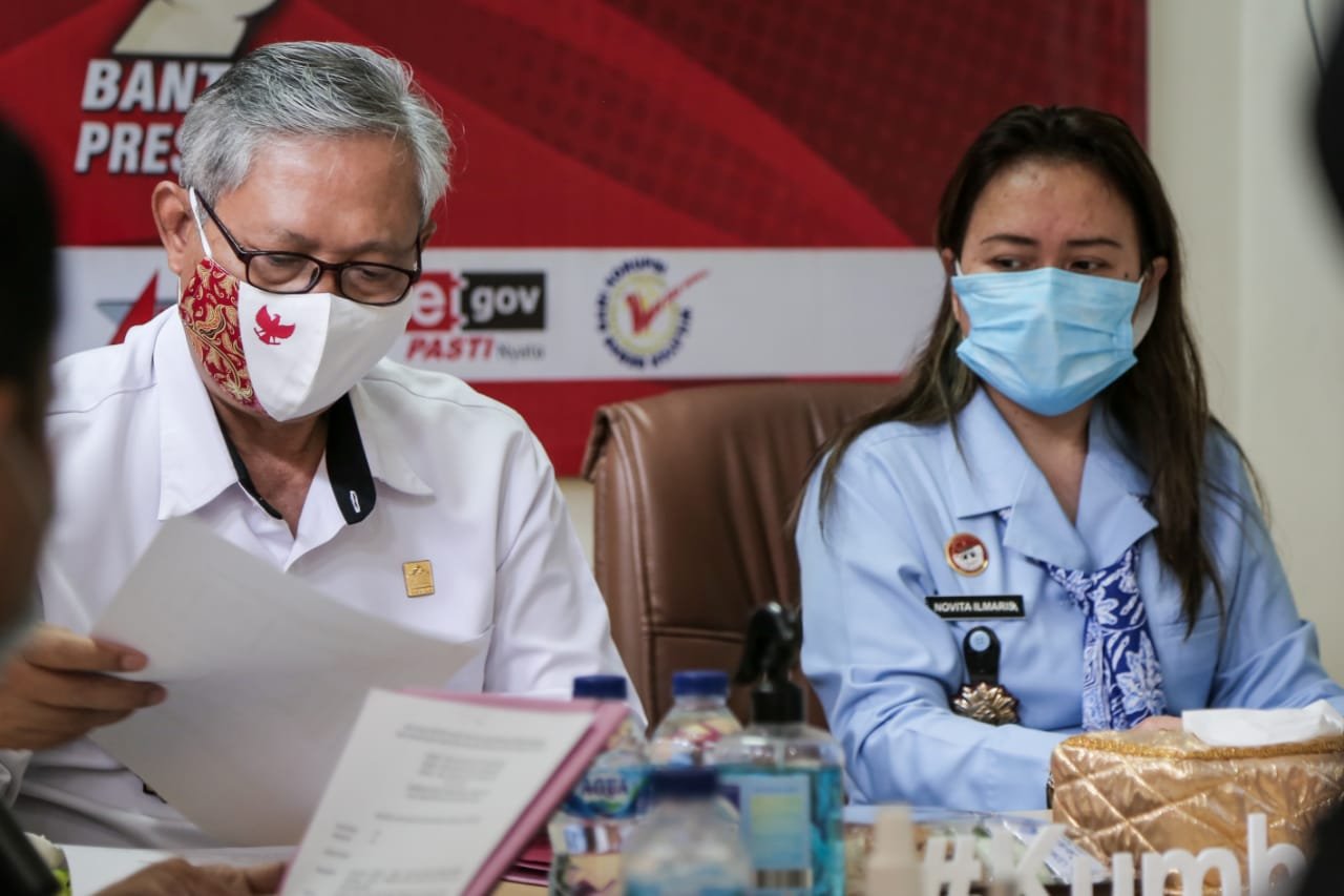 Kanwil Kemenkumham Banten Serahkan RK ke 324 Napi di Natal 2020