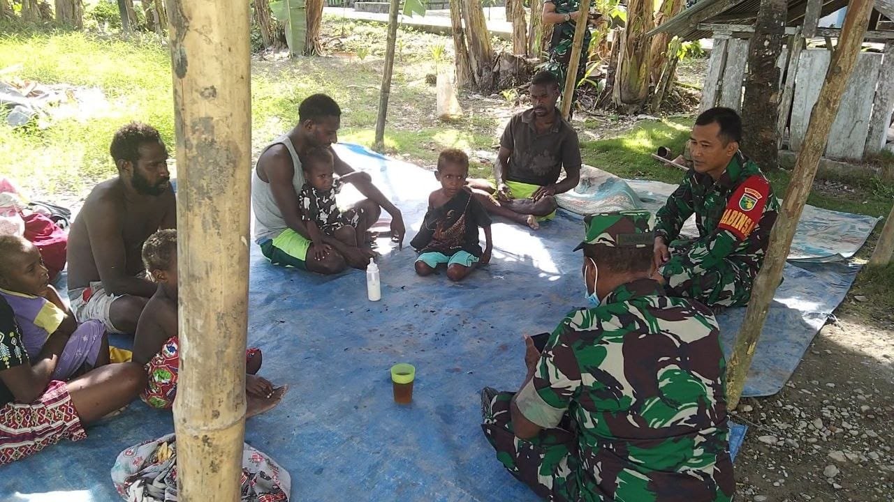 Andramil 1710-07 Mapurujaya Giat Komsos Tingkatkan Kamtibmas Bersama Warga