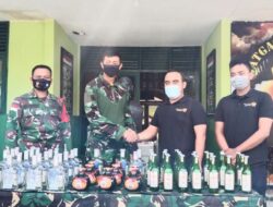 Satgas Pamtas Yonif 642/Kapuas Tangkap Pelaku Penyelundupan Minuman Keras