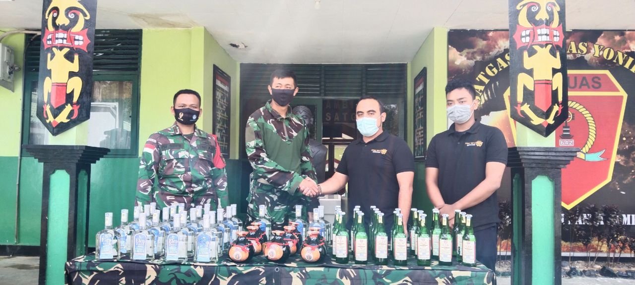 Satgas Pamtas Yonif 642/Kapuas Tangkap Pelaku Penyelundupan Minuman Keras
