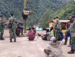 Babinsa Koramil 1710-04 Tembagapura Jalani Komsos Jaga Silaturahmi Warga