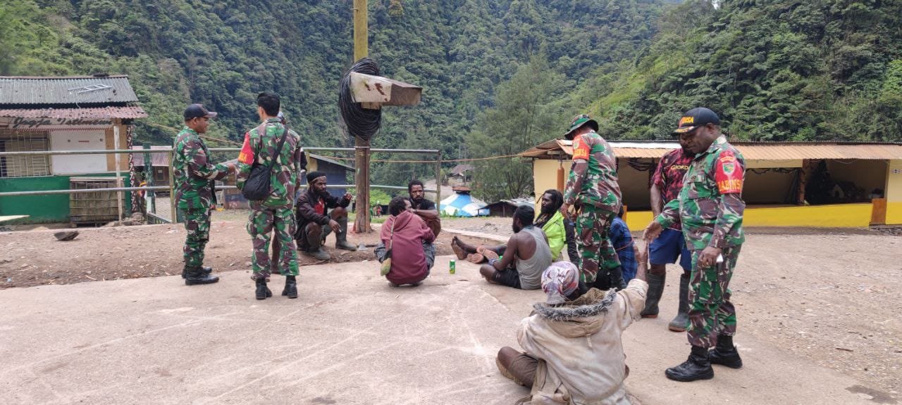 Babinsa Koramil 1710-04 Tembagapura Jalani Komsos Jaga Silaturahmi Warga