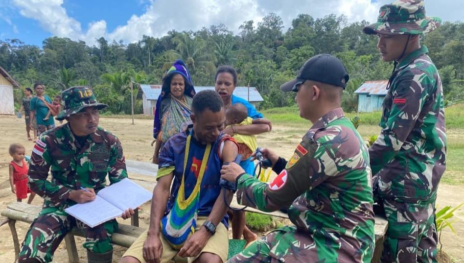 Satgas Yonif 143/TWEJ Obati Warga Perbatasan RI-PNG Cegah Wabah