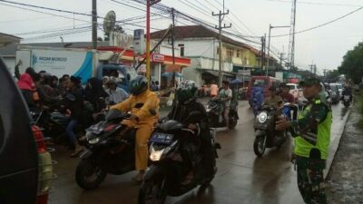 Koramil 0110 Labuan Pantau Arus Lalu Lintas di Pos PAM Carita