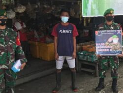 Prajurit Yonif 642 Bagikan Masker di Pasar Sui Durian Sintang