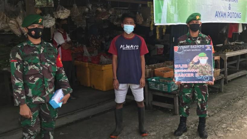 Prajurit Yonif 642 Bagikan Masker di Pasar Sui Durian Sintang