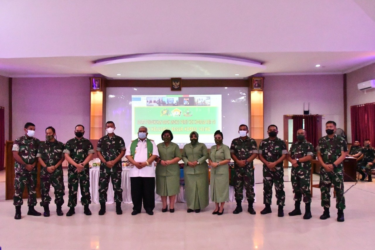 Gubernur Sultra Jadi Bapak Angkat Bersama Istri Prajurit Bangun Sultra