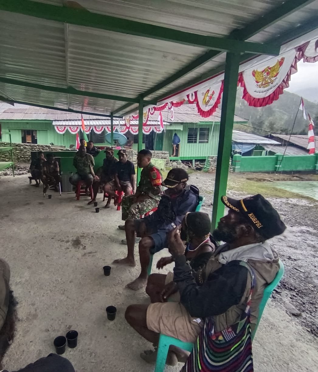 Babinsa Koramil 1714-05/Beoga Komsos dengan Tokoh Masyarakat di Distrik Beoga