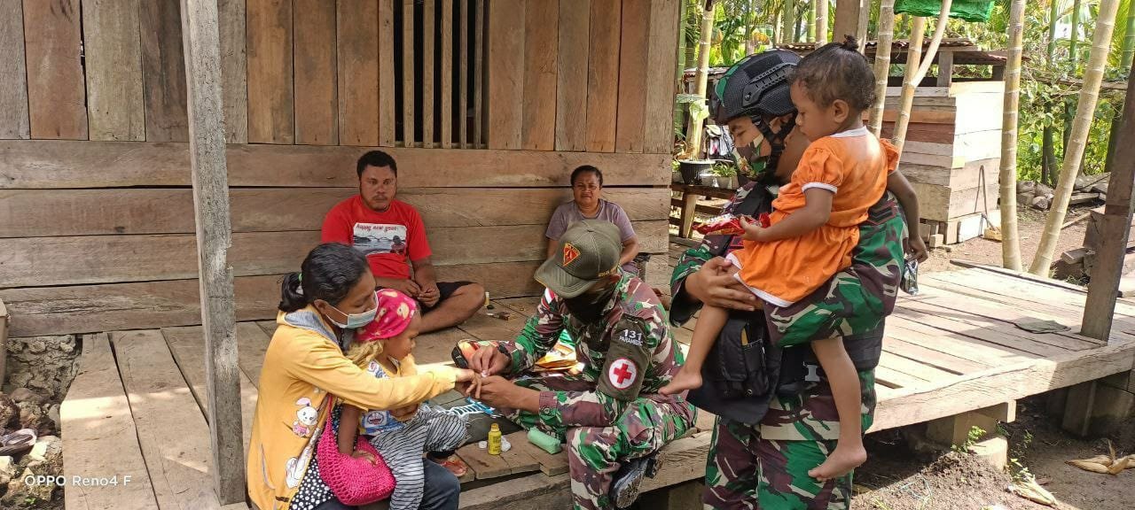 TNI Layani Kesehatan Warga Papua Lewat Pusling