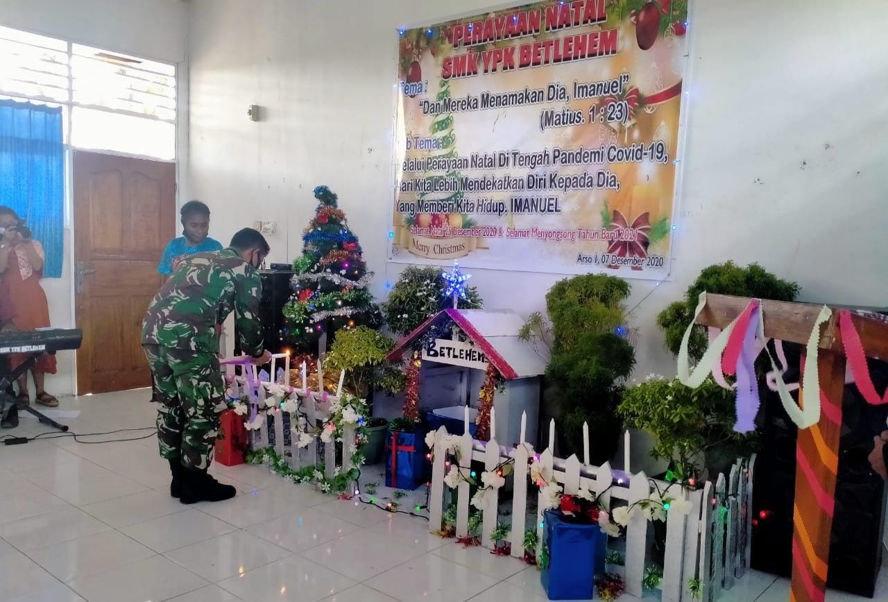 Prajurit Satgas Yonif MR 413 Kostrad Hadiri Perayaan Natal SMK YPK Betlehem Arso
