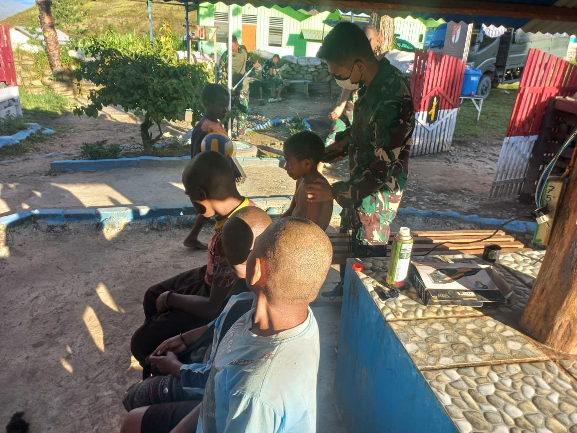 Peduli Kerapian dan Kesehatan, Satgas Yonif RK 751/VJS Cukur Rambut Warga