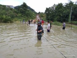 Satgas Pamtas Yonif 642/Kapuas Sigap Bantu Warga Terdampak Banjir