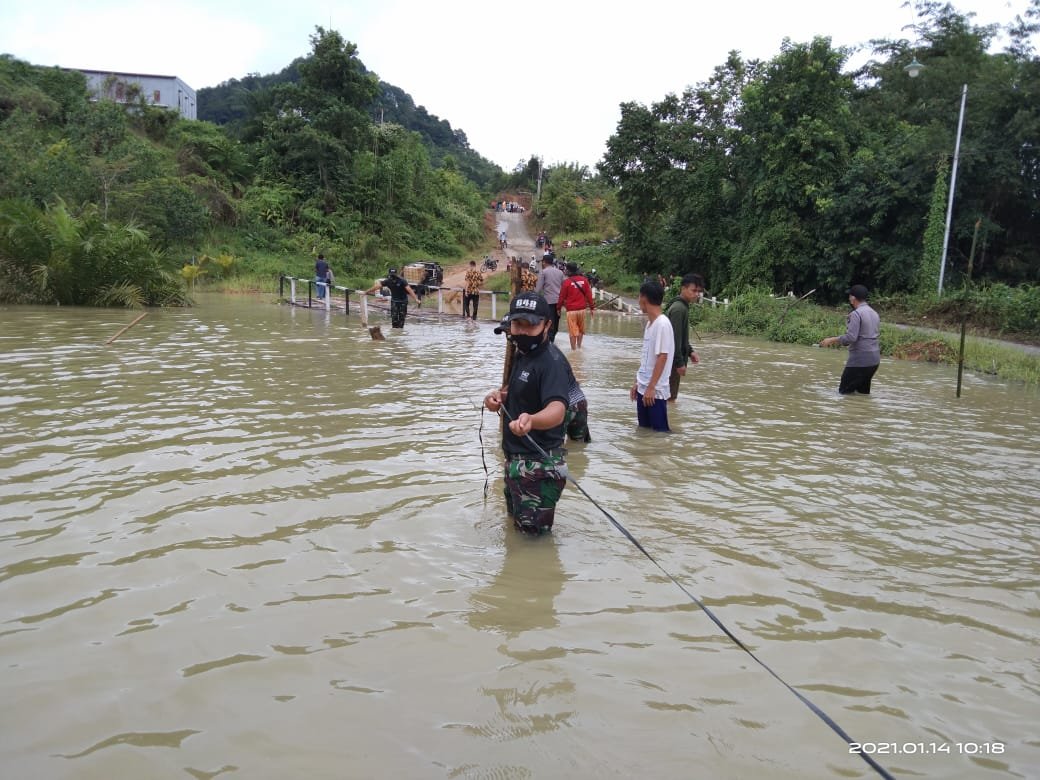 Satgas Pamtas Yonif 642/Kapuas Sigap Bantu Warga Terdampak Banjir
