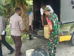 Babinsa Koramil 1710-07/Mapurujaya dan Polsek Mimika Timur Sweeping Miras Lokal untuk Ciptakan Kamtibmas Stabil