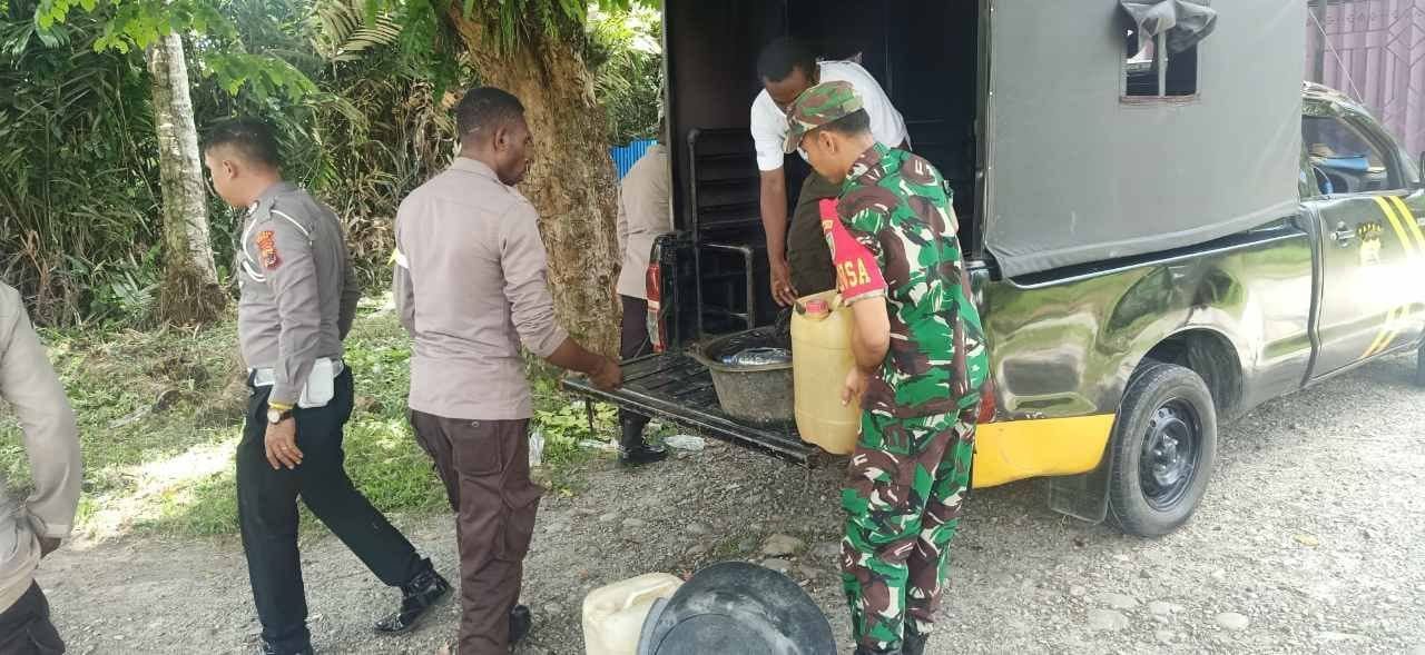 Babinsa Koramil 1710-07/Mapurujaya dan Polsek Mimika Timur Sweeping Miras Lokal untuk Ciptakan Kamtibmas Stabil