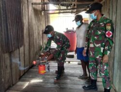 Satgas Yonif 143/TWEJ Basmi Malaria dengan Fogging di Pedalaman Papua