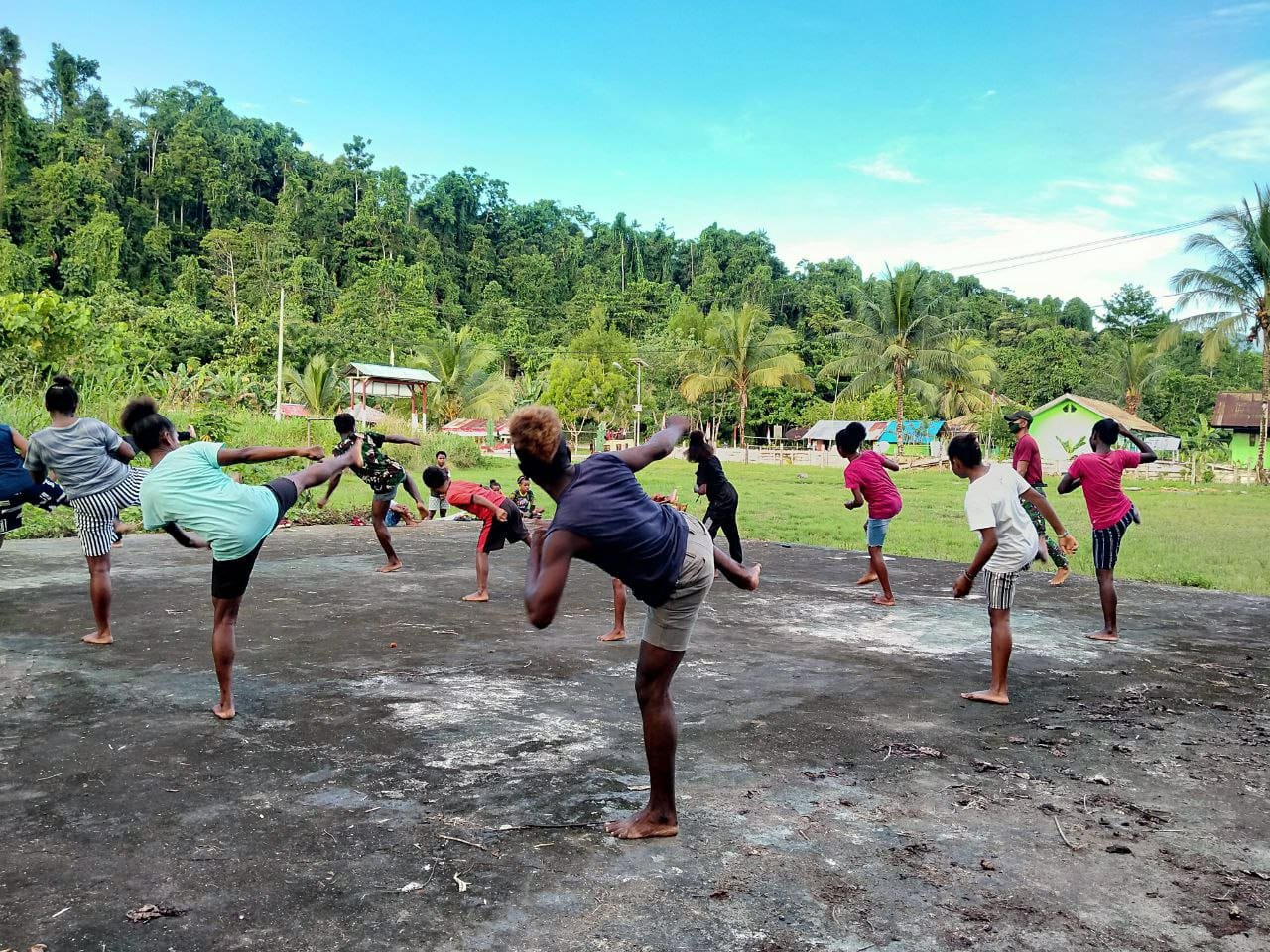 TNI Ajarkan Beladiri Pencak Silat kepada Masyarakat Papua
