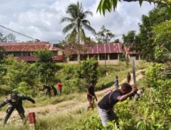 Yonif 143/TWEJ Kobarkan Semangat Gotong Royong Warga Perbatasan RI